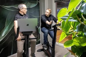 yritystehdas-jyväskylän-kankaan-arkissa-on-viihtyisä-toimitila-jossa-palaverin-voi-vetää-vaikka-kuntopyörän-selässä
