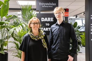 Jyväskyläläisen-Biopsensen-yrittäjät-Marja-Tiirola-ja-Veli-Mikko-Puupponen-seisovat-tyytyväisinä-Yritystehtaan-Hautomon-dare-to-startup-kyltin-edessä.