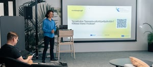 nainen-esittelee-powerpoint-diaa