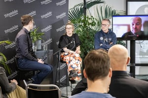 Kuvassa-Yritystehtaan-valmentaja-Roope-Pietilä-haastattelee-Hanna-Liimataista-ja-Vesa-Kuparia-yritysten-vastuullisuudesta-Kahvikiihdytys-tapahtumassa